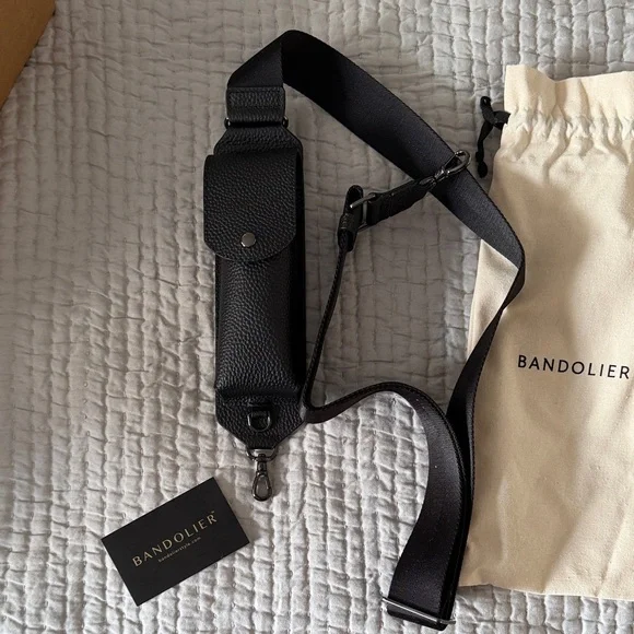 BANDOLIER Lana Glasses Strap
ADJUSTABLE CROSSBODY GLASSES POUCH IN BLACK/PEWTER - Picture 4 of 12